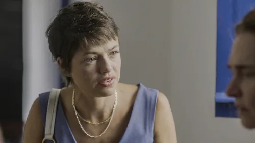 Luma (Agatha Moreira) visita Regina (Gisele Froes) na clínica
