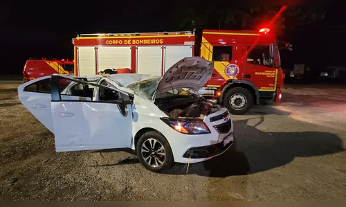 Ônix capota na BR-376 e ocupantes fogem do local em Apucarana