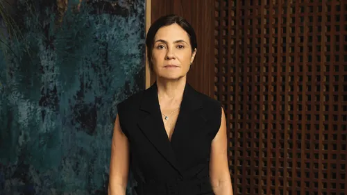 Mércia (Adriana Esteves)