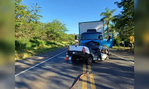 Motorista morre após acidente envolvendo caminhonete e caminhão no PR