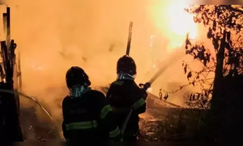 Incêndio destrói casa em Califórnia na madrugada desta segunda-feira