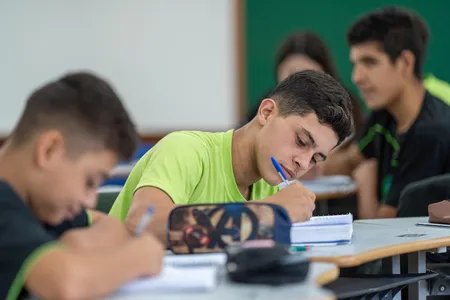 O Aprova Paraná Universidades já demonstrou ser um sucesso em sua primeira edição, com cerca de 30 mil inscritos e 3.700 vagas disponibilizadas nas sete universidades estaduais do Paraná.
