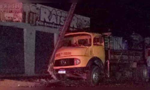 Acidente com caminhão deixa moradores de Ivaiporã sem luz