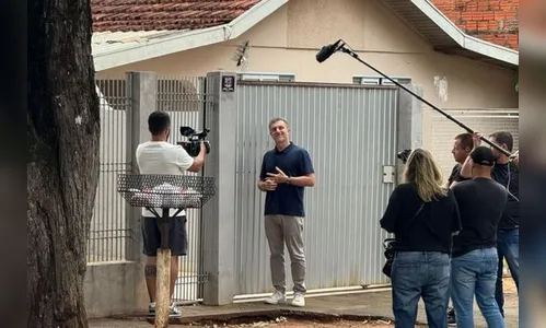 O apresentador foi visto realizando gravações em frente a uma residência