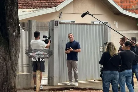 O apresentador foi visto realizando gravações em frente a uma residência