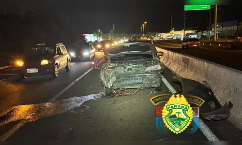 Carro capota na PR-445 e motorista abandona veículo após acidente
