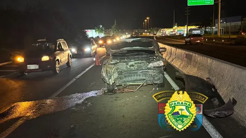 O condutor abandonou o veículo na faixa da esquerda e deixou o local antes da chegada da Polícia Rodoviária Estadual (PRE).