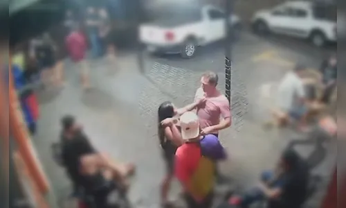 Vídeo mostra mulher dando facada no coração e matando homem no PR