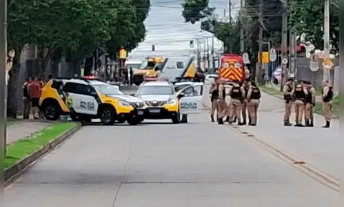 Homem que tentou arrastar mulher para carro morre em confronto