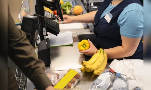 Funcionária é presa em furto de R$ 11 mil em produtos em mercado