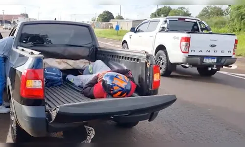 Motociclista cai dentro de caçamba de Saveiro após colisão traseira