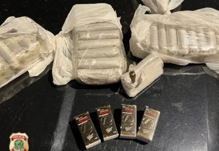 O passageiro foi preso em flagrante e conduzido à Polícia Federal em Foz do Iguaçu para os procedimentos de praxe.