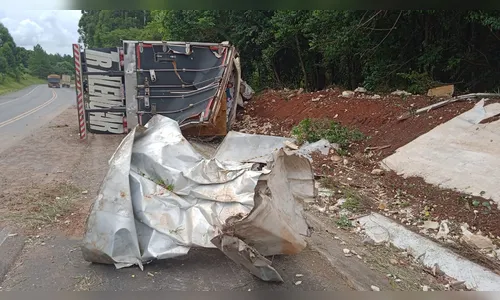 Jovem fica em estado grave após tombar caminhão na BR-153 em Tibagi