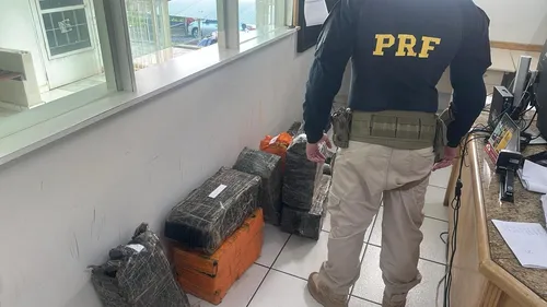 O veículo e a droga foram encaminhados à Delegacia da Polícia Civil de Cornélio Procópio.