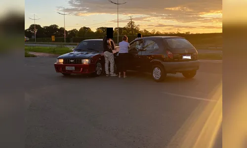 Celta e Chevy colidem na Avenida Zilda Seixas do Amaral em Apucarana