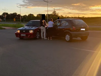 Os evolvidos no acidente entraram em acordo no local.