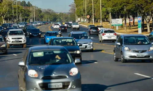 Outra mudança é que os faróis de rodagem diurna (DRL) são permitidos como alternativa ao farol baixo