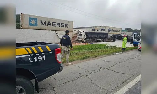 Caminhoneiro morre após colidir contra poste na BR-277 no Paraná