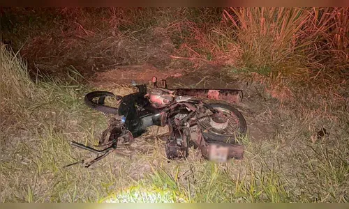 Pai e filho morrem na BR-272 em colisão entre carro e moto
