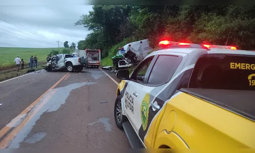 Carro e ambulância batem de frente e motoristas morrem no Paraná