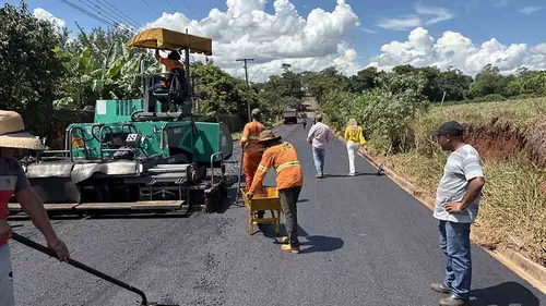 Prefeito Carlos Gil e vice Gertrudes vistoriam obras de pavimentação