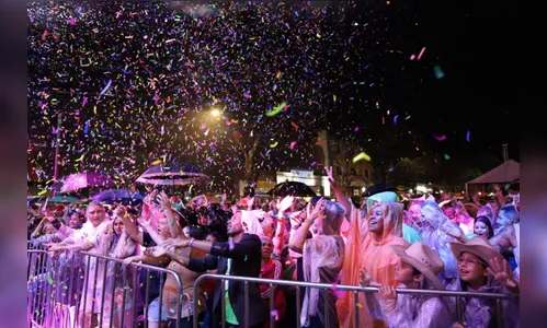 Público enfrenta chuva para acompanhar show de Matogrosso e Mathias