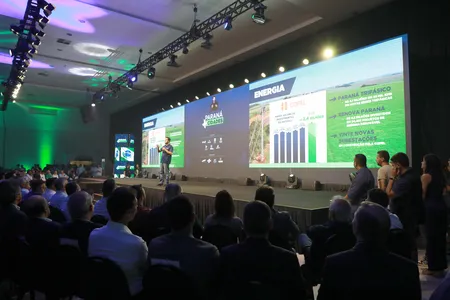 Ratinho Junior discursa durante evento em Foz