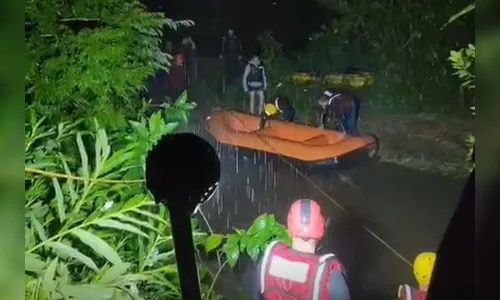 Bombeiros salvam 10 pessoas ilhadas em rio após cabeça d’água