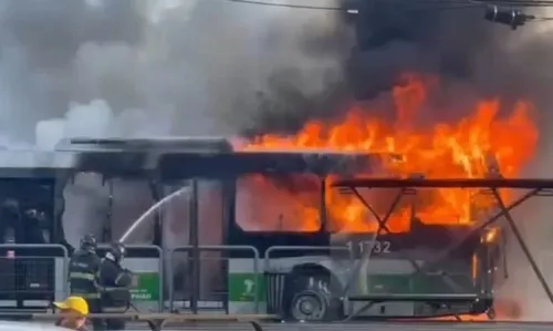 Restos de combustíveis se espalharam sobre um ônibus
