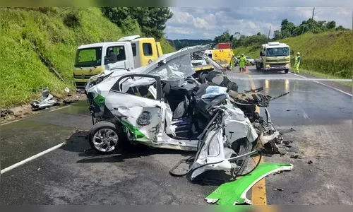 Carro do Governo do Paraná bate de frente com caminhão na PR-418