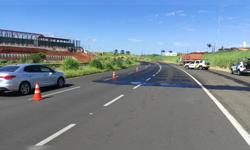 Tanque de caminhão vaza e combustível na pista gera alerta na BR-376
