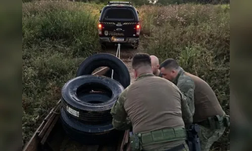 Policiais apreendem barco carregado de pneus contrabandeados no Paraná