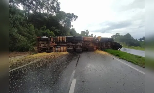 Motorista embriagado tomba caminhão e bloqueia BR-376