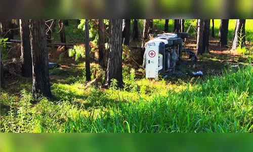 Paciente morre a caminho do hospital após ambulância capotar no PR