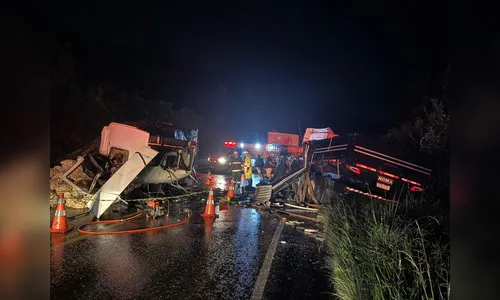 Caminhão faz 'L' em rodovia, atinge outro veículo e mata motorista