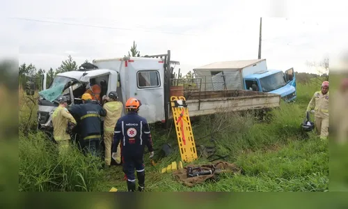 Motorista fica preso às ferragens após colisão na BR-376