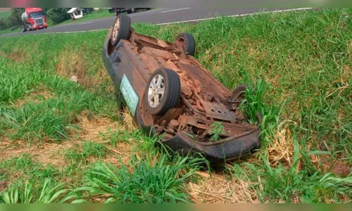 Motorista perde controle e capota carro em curva da BR-376