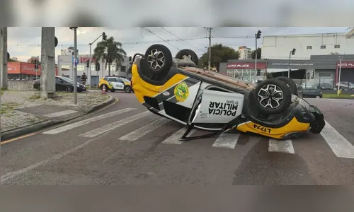 Viatura que levava suspeito de estupro capota e deixa PMs feridos