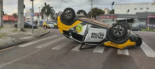 Viatura da PMPR ficou com as rodas para cima após a colisão