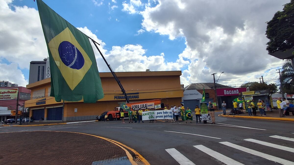 Ato por anistia reúne manifestantes no centro de Apucarana