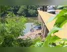Balsa que bateu na ponte do Rio Ivaí começa a ser removida