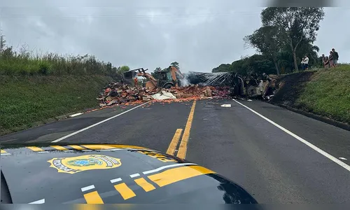 Dois morrem após caminhão tombar e pegar fogo em colisão na BR-277