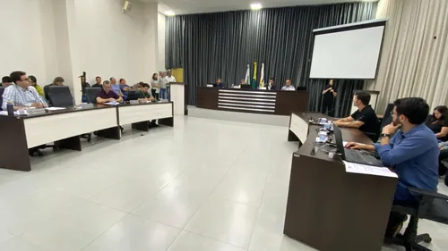 A cerimônia é aberta ao público e também transmitida ao vivo pelas redes sociais da Câmara Municipal.