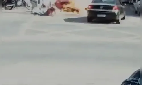 Moto explode após colisão e rapaz sofre queimaduras de segundo grau