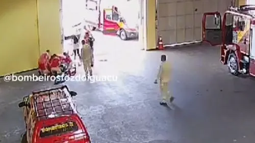 A criança ficou submersa por cerca de cinco minutos antes de ser retirada da água pelos pais.