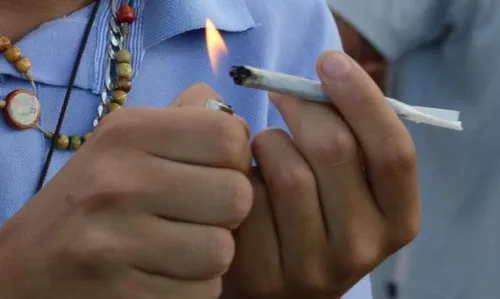 A decisão do Supremo não legaliza o porte de maconha. O porte para uso pessoal continua como comportamento ilícito, ou seja, permanece proibido fumar a droga em local público.