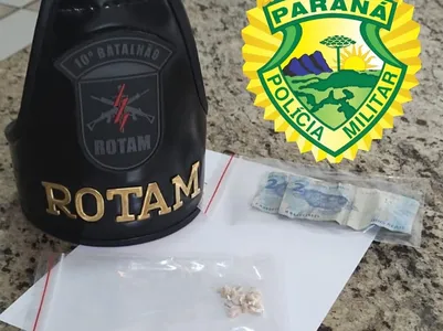 A equipe Rotam do 10º Batalhão da Polícia Militar (10º BPM) realizava patrulhamento na região quando flagrou uma mulher tentando repassar algo a um homem.
