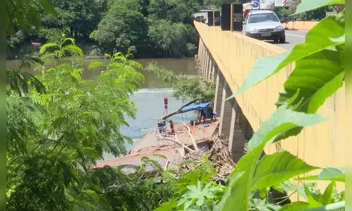 Balsa que bateu na ponte do Rio Ivaí começa a ser removida