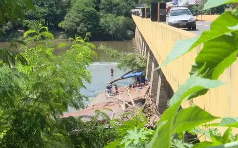 A estratégia para retirar a balsa é cortá-la em cerca de 40 partes que serão puxadas por um guindaste.