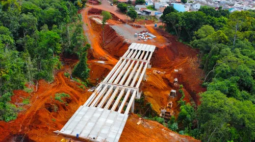A nova interligação de bairros prevê a construção de acesso viário através de pontes, incluindo drenagem, pavimentação asfáltica, sinalização, iluminação pública e arborização.